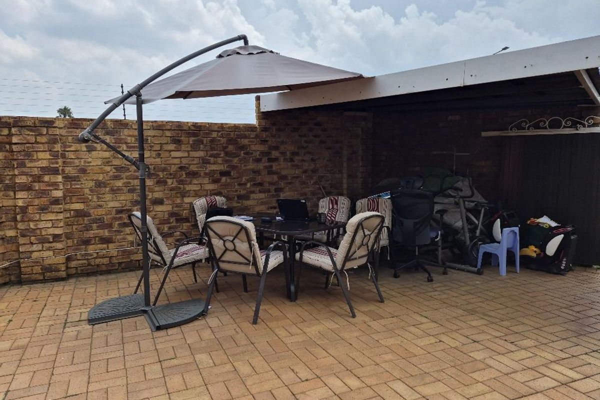 Stunning pet friendly townhouse - Photo 4