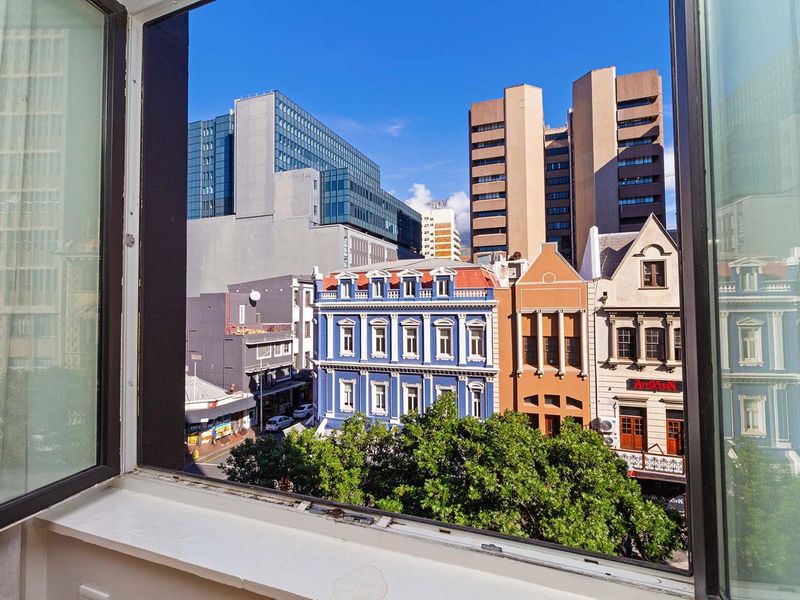 Spacious and convenient city living in central Cape Town - Photo 3