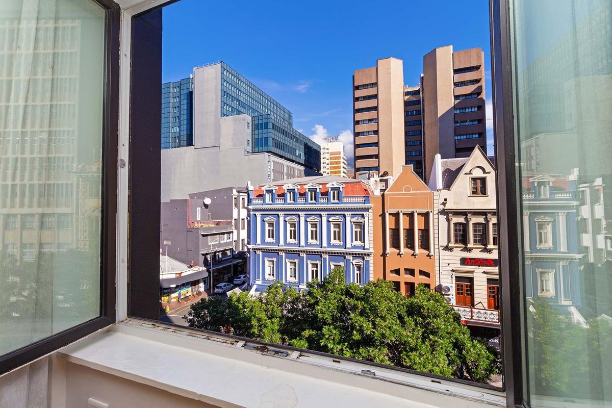 Spacious and convenient city living in central Cape Town - Photo 3
