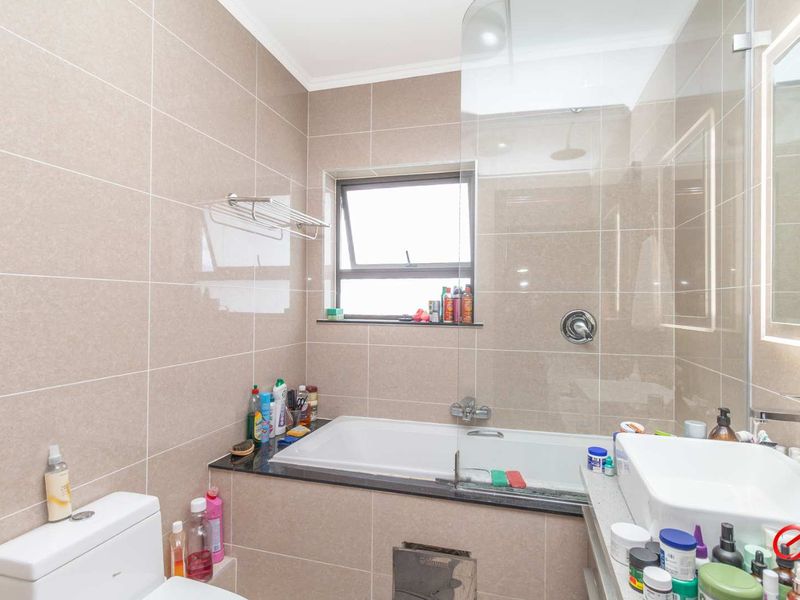 Top Floor Apartment Close to Amenities - Photo 6