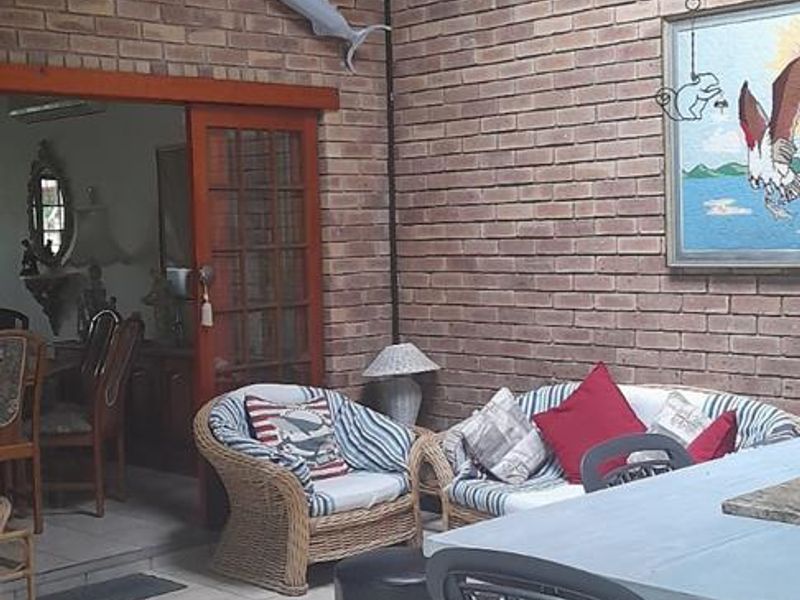 A generous corner stand, offering ample space and privacy. - Photo 7