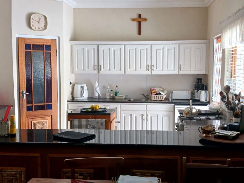 A tranquil setting complements this well established home - Photo 4
