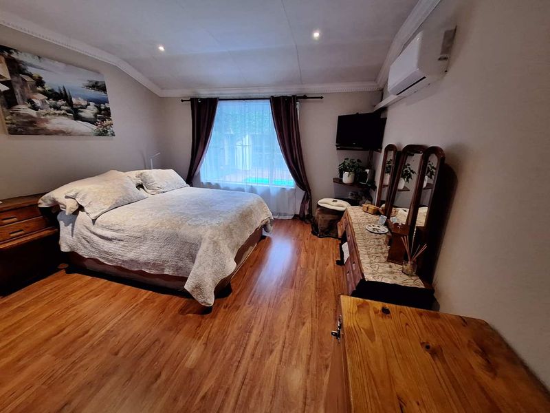 3 Bedroom, 2 Bathroom House with a Double Garage in an excellent condition, with a swimming pool in Garsfontein. The Entertainers dream! - Photo 5