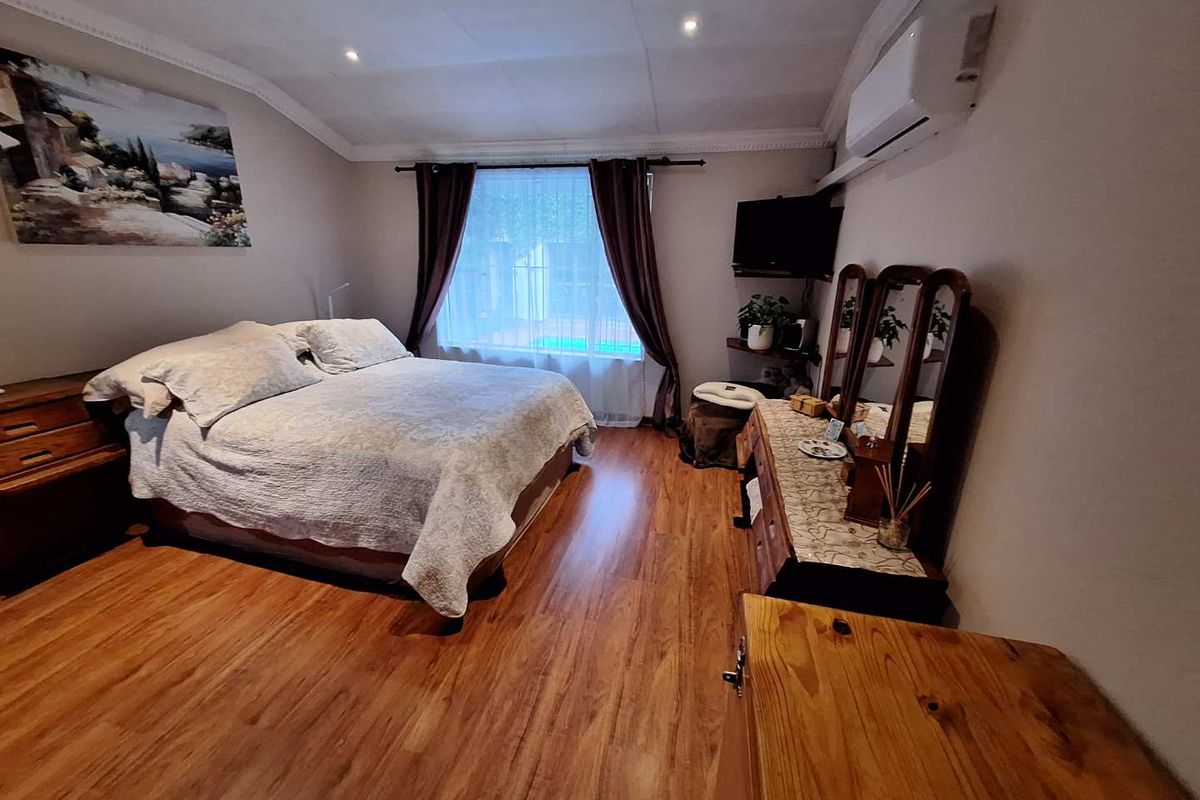 3 Bedroom, 2 Bathroom House with a Double Garage in an excellent condition, with a swimming pool in Garsfontein. The Entertainers dream! - Photo 5