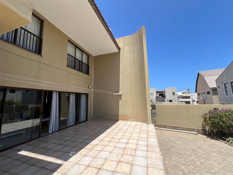 House with a spacious yard - Photo 9