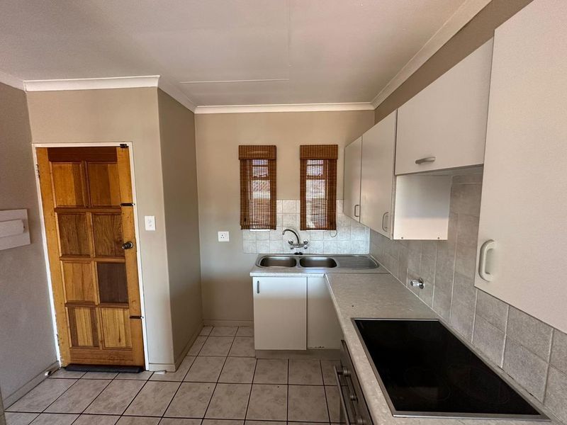 Stunning 2 Bedroom top unit in Faerie Glen for Sale - Photo 10