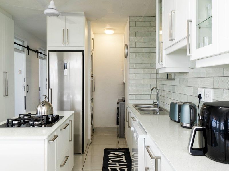 Fully furnished on the beach - Photo 10