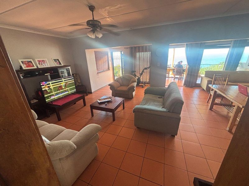 3 BEDROOM FAMILY HOME | OCEAN VIEWS – BLUFF - Photo 9