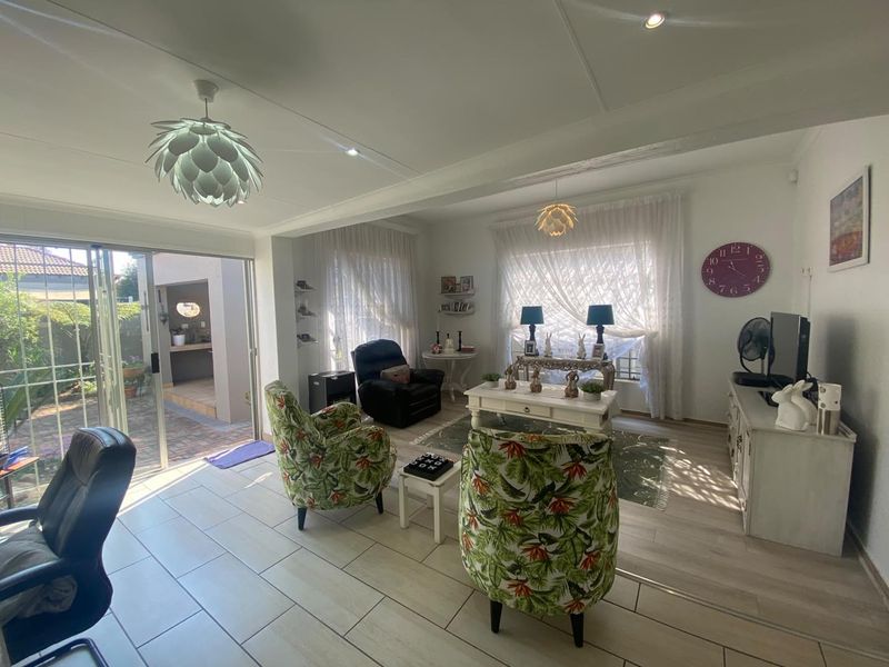 Three Bedroom House for Sale - Photo 8