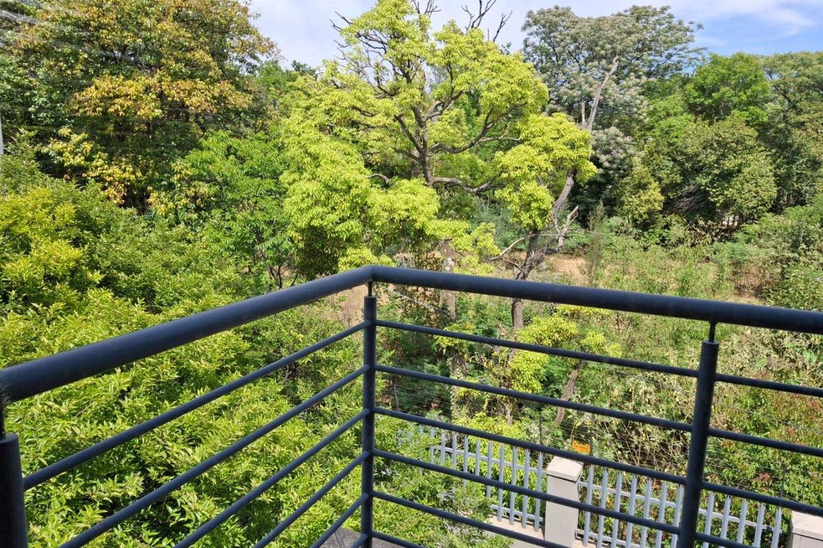 A MAGNIFICENT TWO BEDROOM TOWNHOUSE - Photo 3