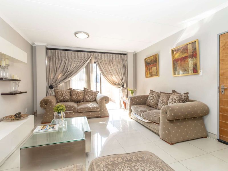 Bright 3-Bedroom Unit with Private Garden and Inverter!! - Photo 3
