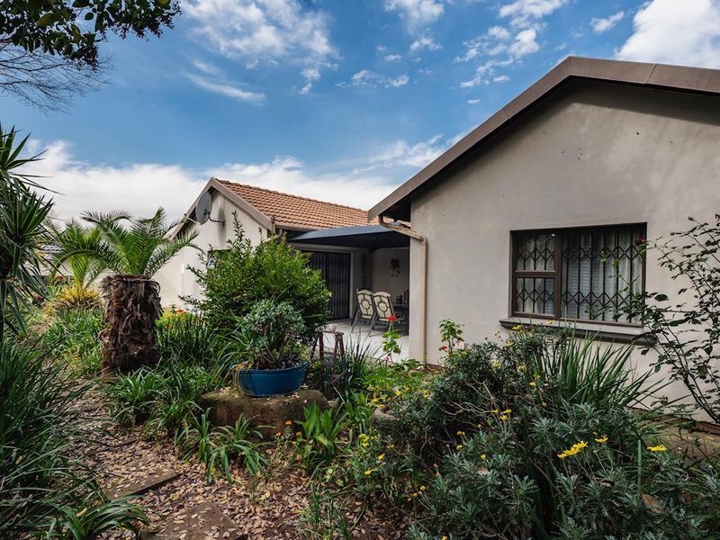 URGENT SALE.  Immaculate 3 bedroomed home with a exquisite spacious 2 bedroomed Flat/Second dwelling - Photo 2