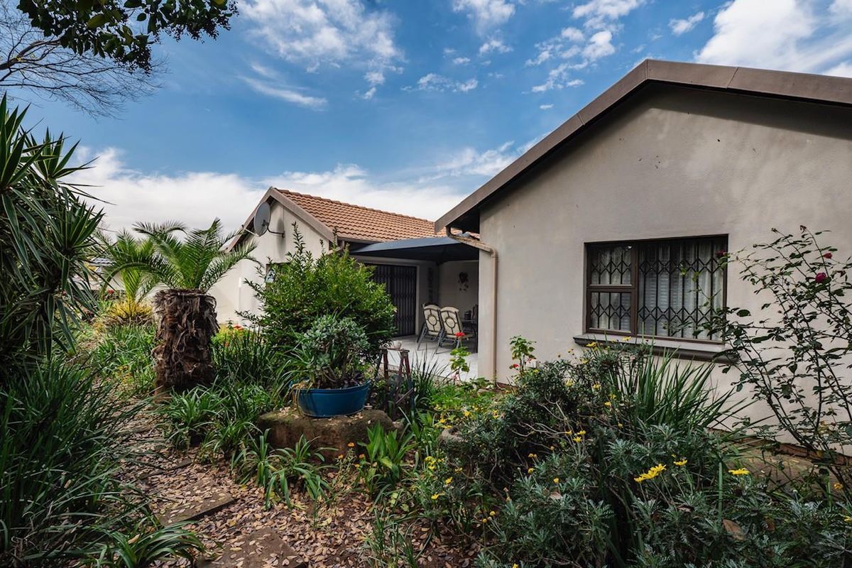 URGENT SALE.  Immaculate 3 bedroomed home with a exquisite spacious 2 bedroomed Flat/Second dwelling - Photo 2