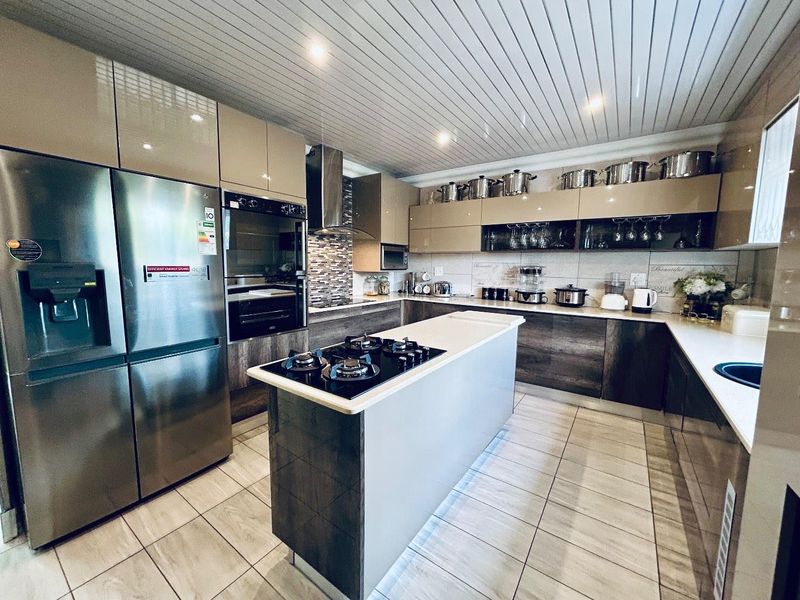 4 bedroom house with flat for sale. - Photo 9