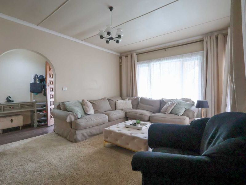 FAMILY HOME WITH INCOME-GENERATING GRANNY FLAT IN PRIME MALVERN LOCATION! - Photo 6