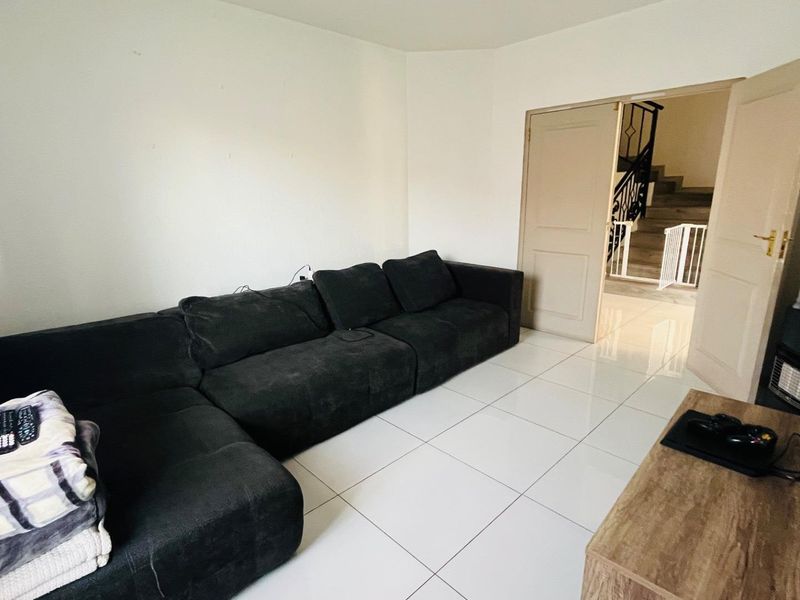 Beautiful family home in secure lifestyle estate - Photo 7