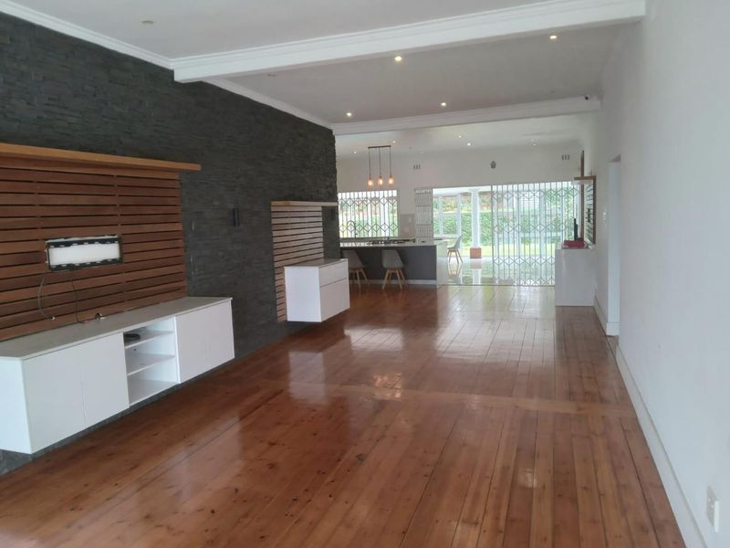 Luxurious 4 bedroom home with flatlet with sea views - Photo 5
