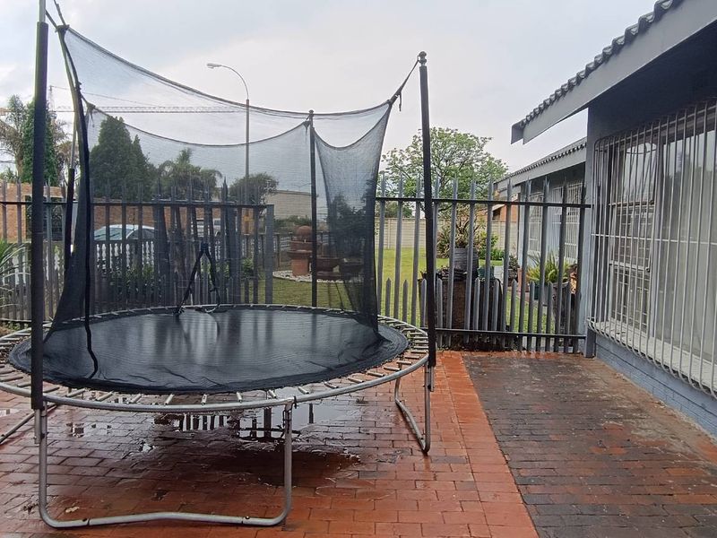 "Spacious 3-Bed Home with Income-Generating Flatlet!" - Photo 7