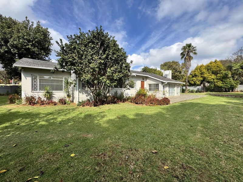 Newly Renovated 4 Bedroom Family Home in Northcliff - Photo 4