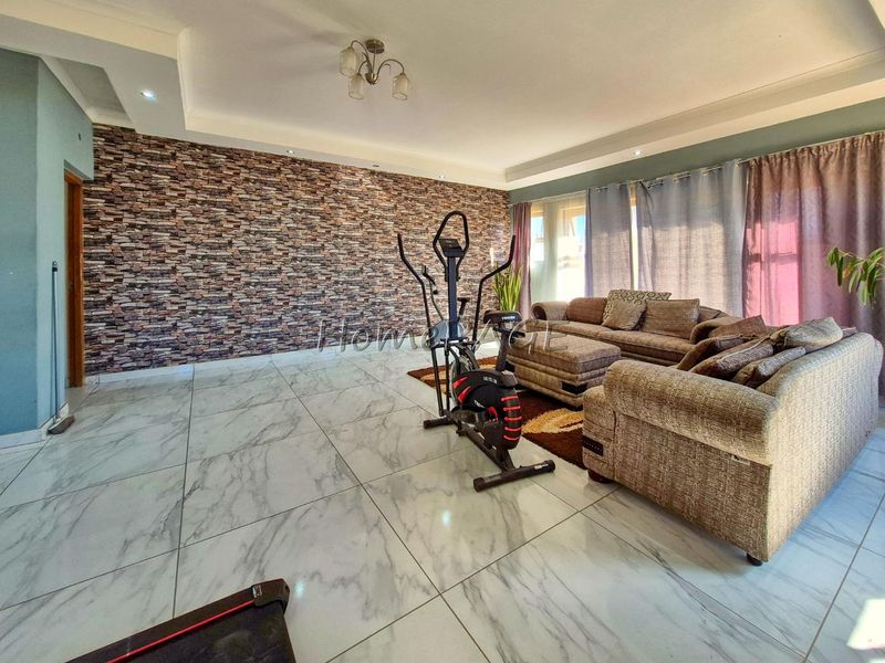Kuisebmond, Walvis Bay:  3 Bedr Home with 3 Flats is for sale - Photo 1