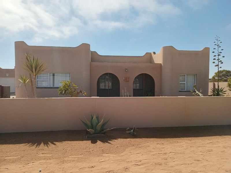 House with flat for sale in popular South dune area in Henties bay - Photo 2