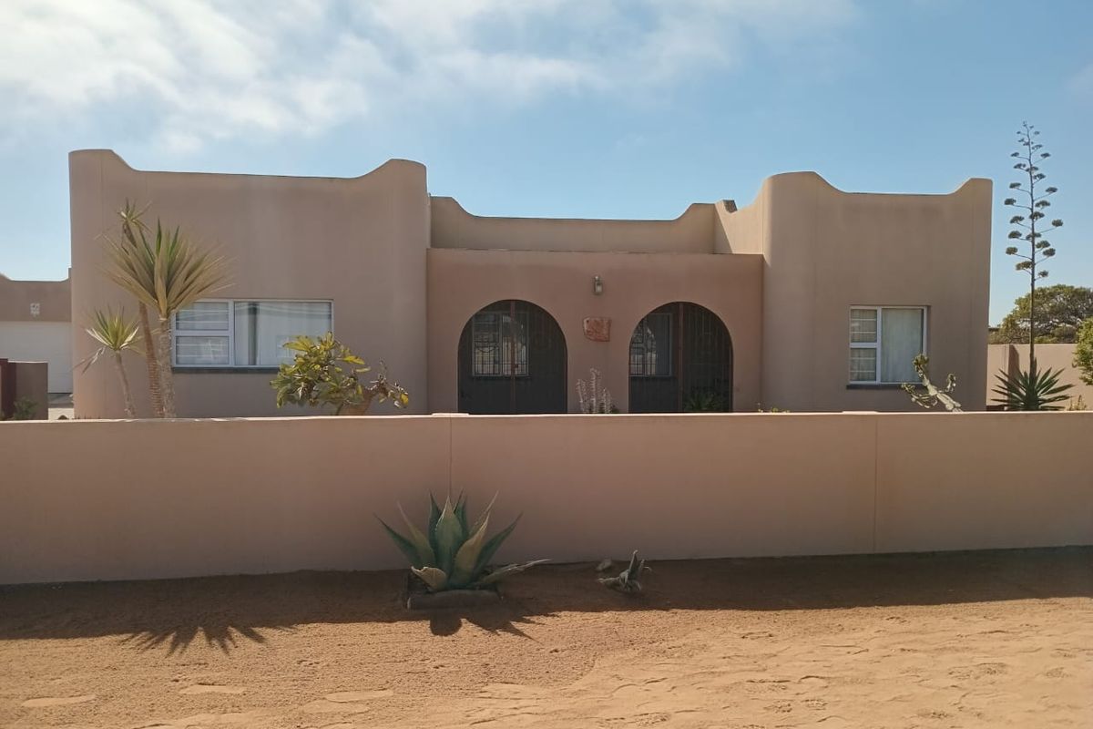 House with flat for sale in popular South dune area in Henties bay - Photo 2