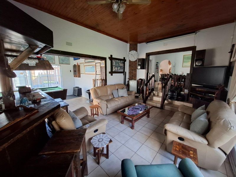 A spacious family home. A fully self-contained flatlet. Three garages. A massive workshop. - Photo 9