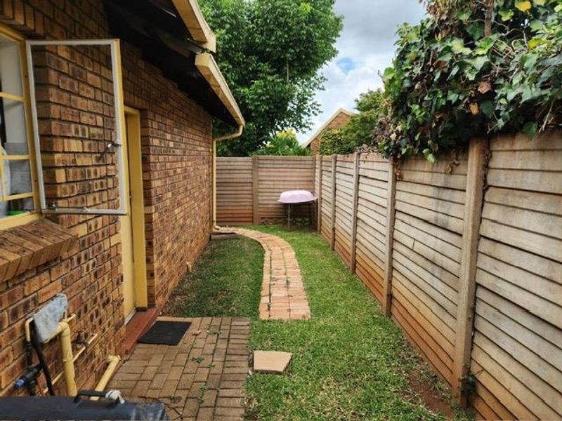 2 Bedroom Townhouse in Rooihuiskraal North - Photo 3