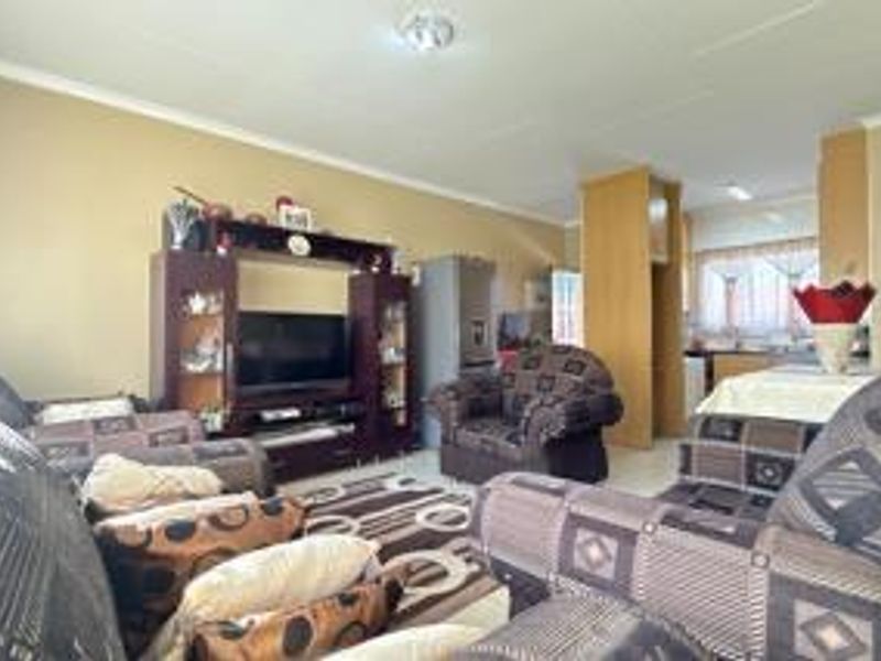 2 BEDROOM UPSTAIRS TOWNHOUSE FOR SALE IN MEREDALE, JOHANNESBURG SOUTH - Photo 6