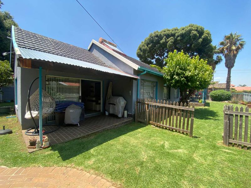 MOVE-IN READY RENOVATED GEM! - Photo 3