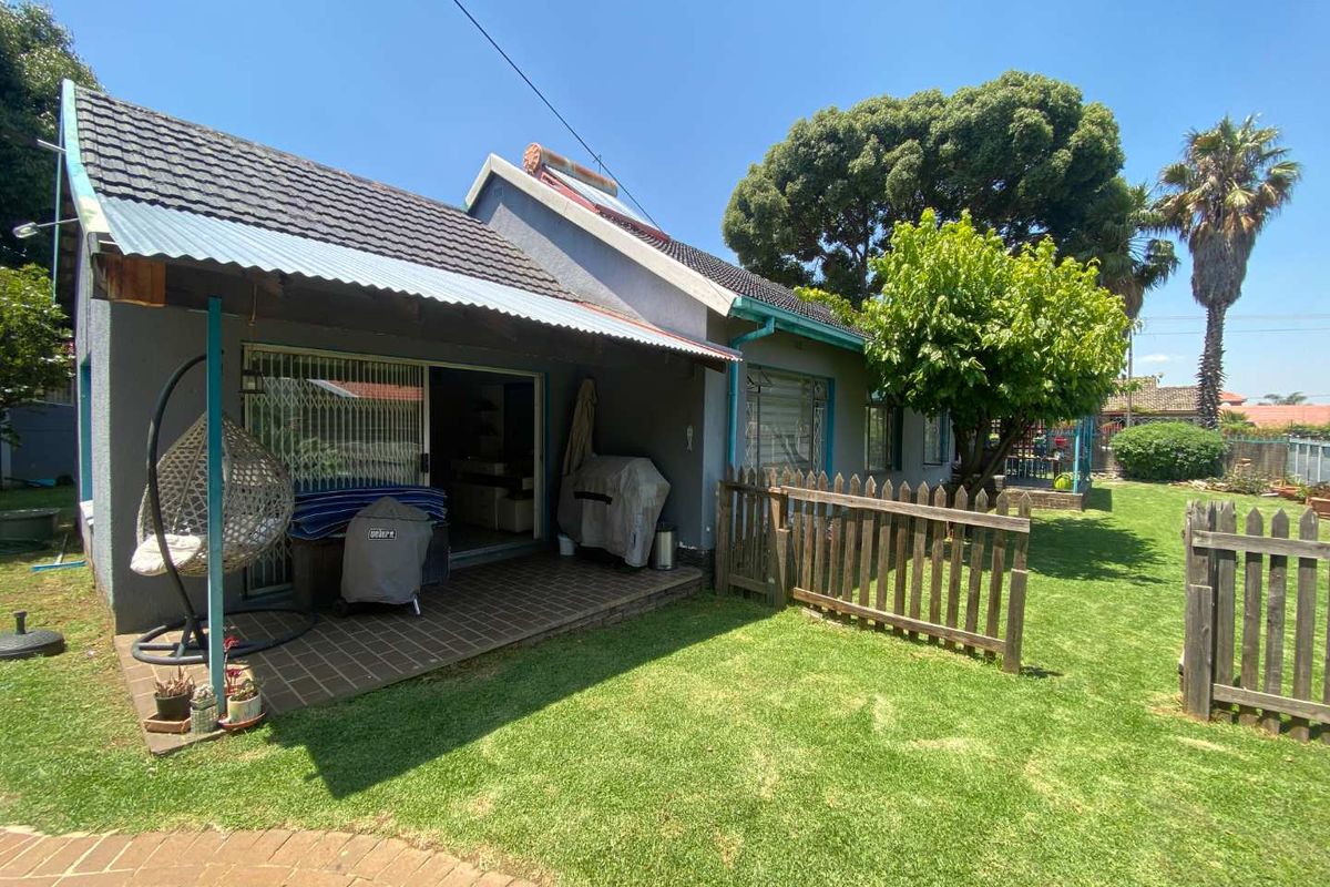 MOVE-IN READY RENOVATED GEM! - Photo 3