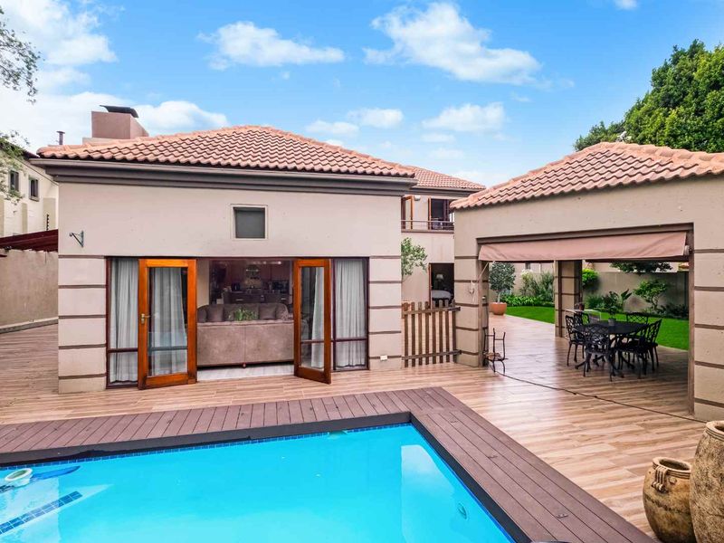 STUNNING FAMILY HOME BOASTING ALL THE BEST QUALITIES ONE WANTS IN A HOME - Photo 10