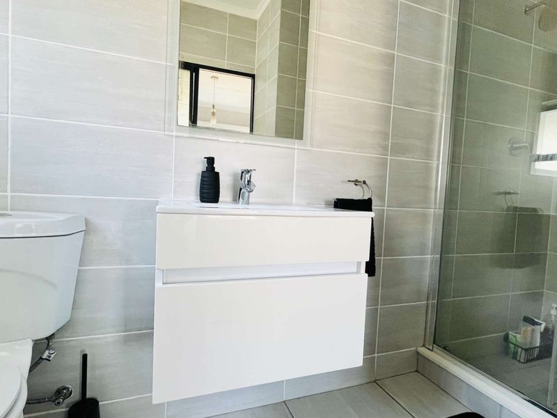 Immaculate 1 Bedroom modern apartment for sale in Waterfall - Photo 9