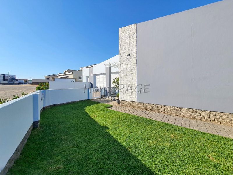 Ext 11 (Sun Bay), Henties Bay:  Neat 3 Bedr Home with 1 Bedr Flat is for Sale - Photo 5