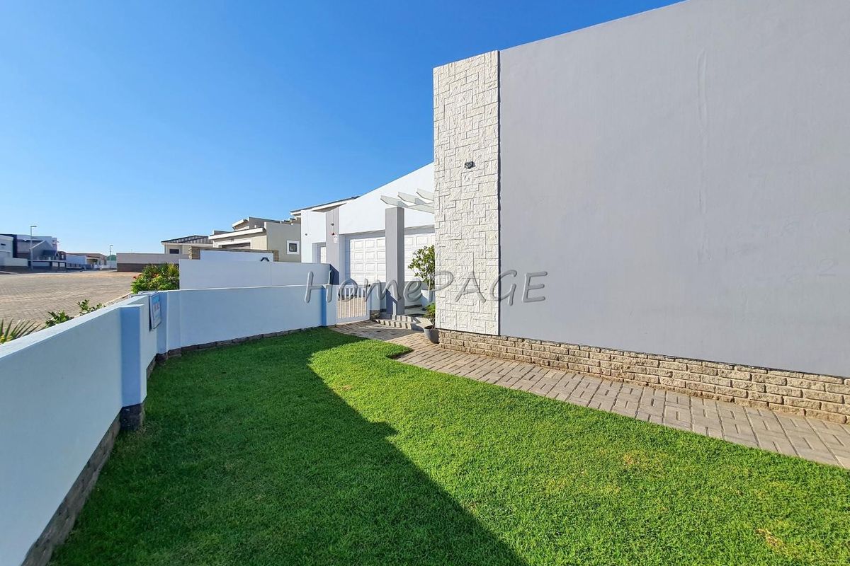 Ext 11 (Sun Bay), Henties Bay:  Neat 3 Bedr Home with 1 Bedr Flat is for Sale - Photo 5