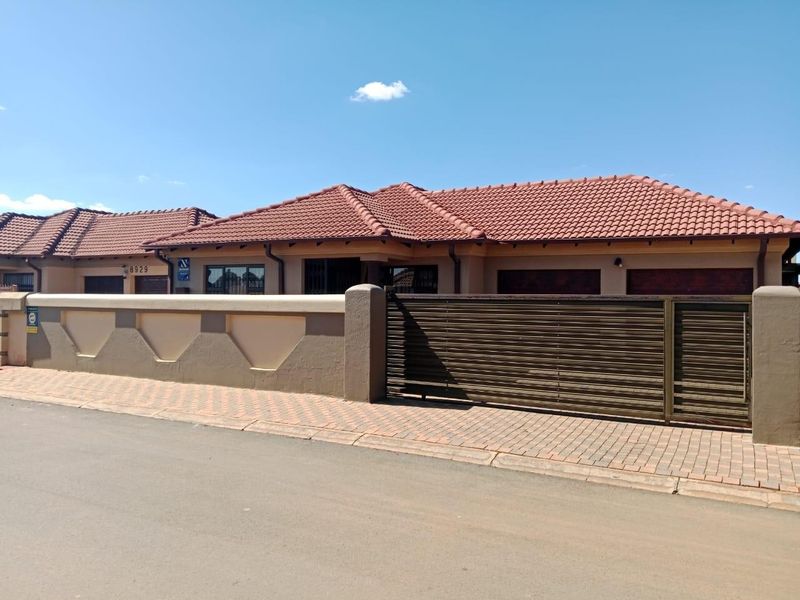 Beautiful and modern home - Photo 2