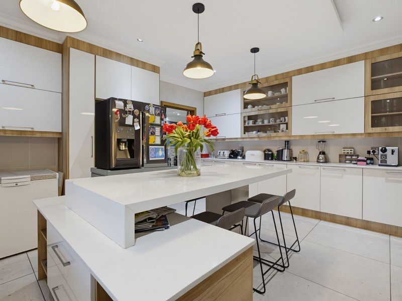 Luxury Family Home with Spectacular Panoramic Views in Glenvista - Photo 10