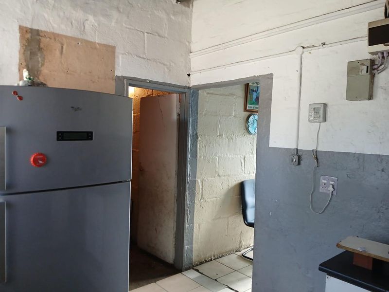 Semi-Attached 1Bedroom Property for Sale in Scottsdene - Photo 4