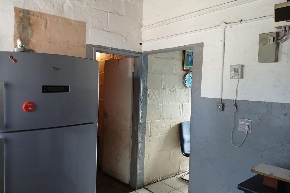 Semi-Attached 1Bedroom Property for Sale in Scottsdene - Photo 4