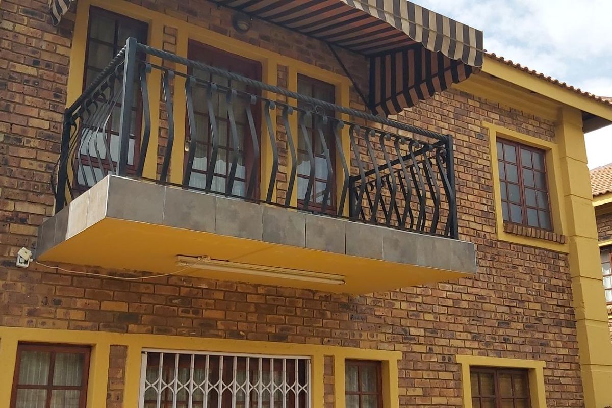 Duplex Townhouse For Sale - Photo 2