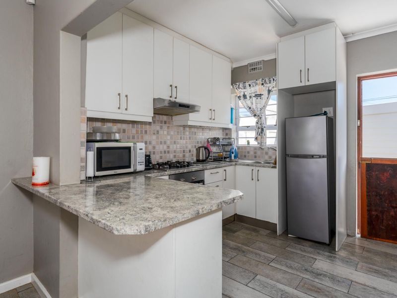 Neat, Move-In Ready 2 Bedroom Home in Silvertown + 2 Bedroom Nutec Dwelling - Photo 6