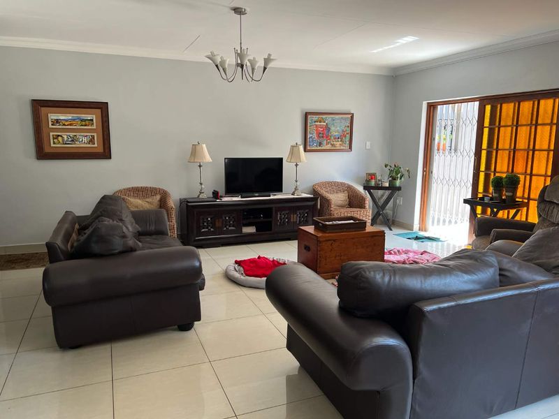 ATTRACTIVE MODERN HOME - Photo 3