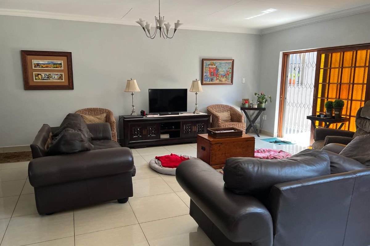 ATTRACTIVE MODERN HOME - Photo 3