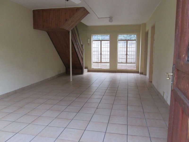 VERY BEAUTIFUL, NEAT AND CLEAN [3] BEDROOMS DUPLEX FOR SALE IN PRETORIA NORTH  [ BARGAIN ] - Photo 6