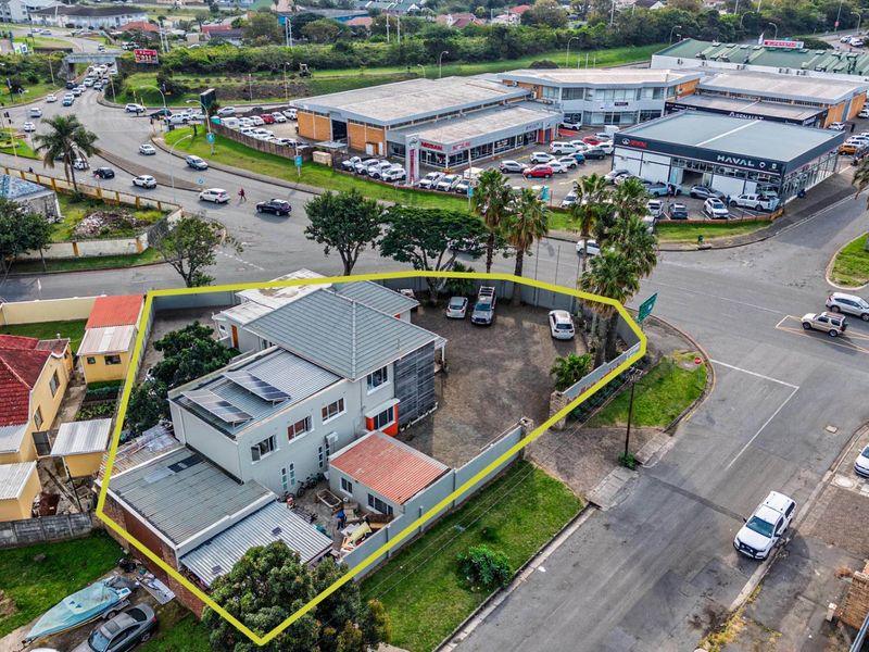 Corner commercial property perfectly located on Devereaux Avenue - Photo 3