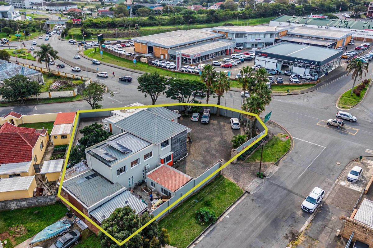Corner commercial property perfectly located on Devereaux Avenue - Photo 3