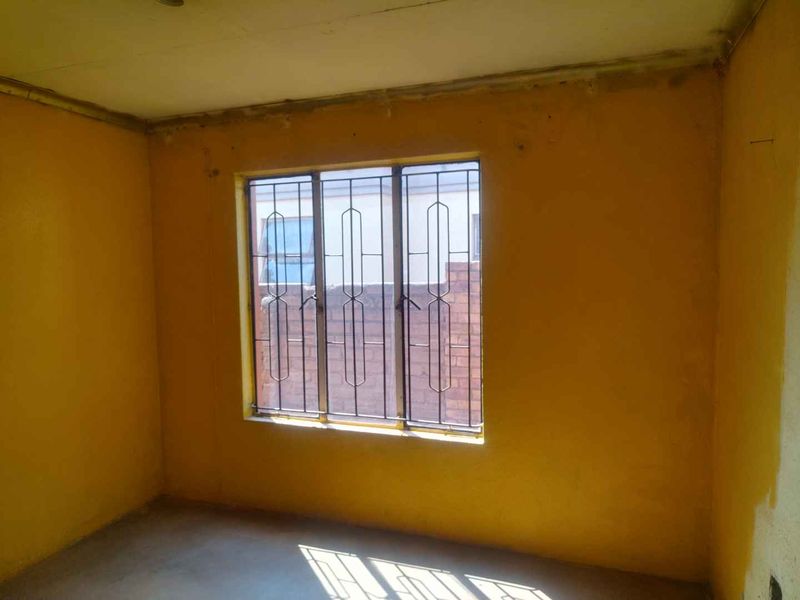 2 bedrooms house for sale in Soshanguve East - Photo 5