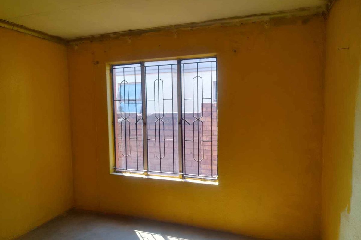 2 bedrooms house for sale in Soshanguve East - Photo 5