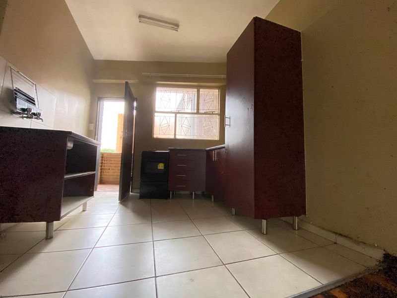 **Neat 3 Bedroom Apartment for Rent** - Photo 4