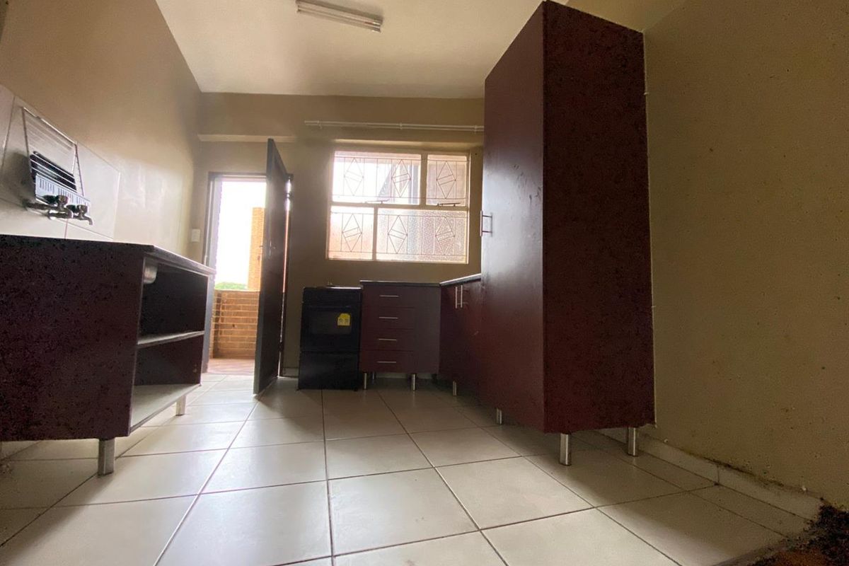 **Neat 3 Bedroom Apartment for Rent** - Photo 4